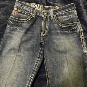Ariat M4 Low Rise Bootcut Jeans. 32/36. Button closure. Starched. Medium wash.